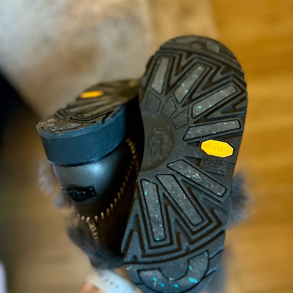 UGG Fluff Punk short boot | size 6 | Black Olive - Picture 4 of 7